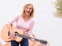 Как две капли: Риз Уизерспун показала маму в молодости