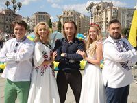 Ведущие "Ранку з Україною" вместе с Олегом Винником споют в честь Дня Независимости