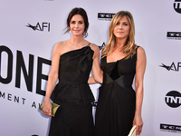 Звезды сериала "Друзья" развеселили Сеть своей игрой в бильярд - видео