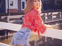 Злата Огневич позировала в расстегнутом пиджаке на голое тело