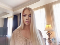 "Фигура - огонь!": Одесская Барби станцевала в откровенном наряде