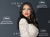 Кинозвезда Сальма Хайек показала фото в купальнике в честь своего 54-летия