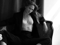 Анна Кошмал засветила на пляже стройную фигуру в купальнике