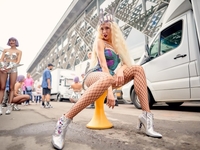 Полякова в эффектном мини взяла в оборот Пономарева - фото