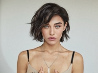 Длинноволосая блондинка?: Звезда "Орла и решки" примерила секси-образ