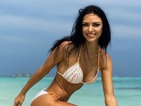 Вика из "НеАнгелов" засветила идеальную фигуру в крошечном бикини