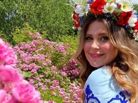 Солистка KAZKA поделилась обнаженным селфи без макияжа