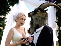 “Голый Король”: В новом клипе Алину Гросу “застукали” в постели с козлом