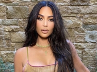 Ким Кардашьян похвасталась пышными формами обтягивающем боди