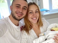 Alyosha гуляет в парке с новорожденной дочкой