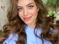 "Красота невероятная": Жена Комарова снялась в полупрозрачном наряде