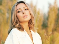 Злата Огневич в прозрачной ночнушке соблазнительно позировала в постели