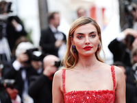 Модель Алина Байкова похвасталась идеальной фигурой в купальнике