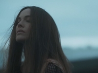 В легких платьях и сильном холоде: Даша Астафьева сняла клип в Исландии