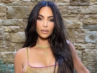 Стильный кадр: Три сестры Кардашьян показали фигуры в откровенных нарядах