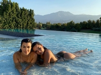 Кортни Кардашьян вместе с подругой похвастались идеальными фигурами