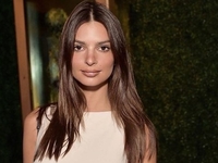 Эмили Ратаковски позировала топлес для известного глянца