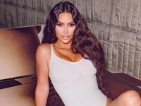 Ким Кардашьян в бикини соблазнительно позировала в воде