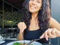 «Попа как у Ким»: Настя Каменских засветила аппетитные формы - фото