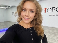 Алена Шоптенко показала, как сын учит ее стоять на голове