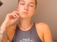 Приемная дочь Потапа похвасталась стройным телом - фото