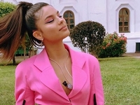 "Огонь!": 23-летняя Мишель Андраде показала фигуру в купальнике