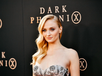 Софи Тернер впервые показала, как выглядела во время беременности