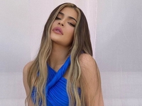 Кайли Дженнер засветила пышные формы в ярком бикини