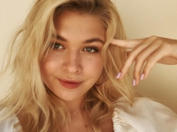 В топе и сапогах: 19-летняя дочь Брежневой устроила соблазнительный фотосет