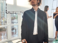 Владимир Дантес снял на видео, как ему прокалывают уши