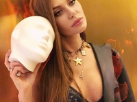 «Мама у моря»: Слава Каминская купается в ванне с лепестками роз