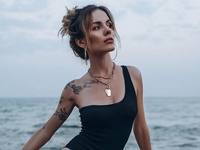 Пикантный кадр: MamaRika снялась в белье и с бутылкой игристого вина