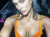 Ирина Шейк не влезла в одежду на гламурной фотосессии