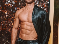 Сергей Мельник похвастался рельефным телом на фоне уличного искусства