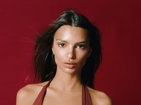 Какая фигурка! Супермодель Эмили Ратаковски позировала в дерзком мини