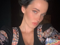 Даша Астафьева в откровенной фотосессии показала обнаженную грудь