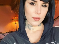 Кэт Фон Ди рассказала, что терпела насилие в той же школе, что и Пэрис Хилтон