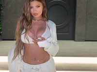 Кайли Дженнер похвасталась сексуальным телом в мини-топе