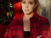 Лану Дель Рей раскритиковали поклонники из-за сетчатой маски для лица