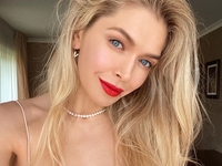 Горячая Вера Брежнева сверкнула шикарными формами в бассейне - фото