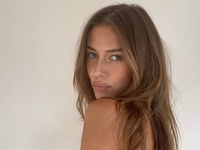 Новая возлюбленная Брэда Питта примеряла платье без бюстгальтера