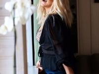 "Помолодела и похорошела": Могилевская "взорвала" Сеть снимком в халате