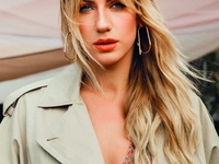 На свежем фото Леси Никитюк с моря рассмотрели округлый животик