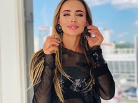 Девушка хирурга Каминского подразнила подписчиков откровенным архивным фото