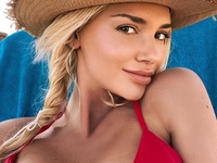 Экс-виагрянка в красном бикини засветила идеальное тело – фото