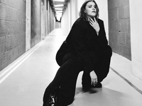 Солистка KAZKA похвасталась стильным макияжем