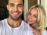 На шее у молодого бойфренда: Бритни Спирс запостила пляжное фото