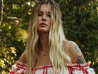 24-летняя дочь Ким Бейсингер снялась в прозрачном белье