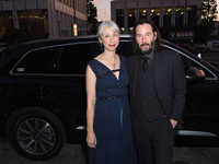 В Сеть слили редкое фото, где Киану Ривз целует свою возлюбленную