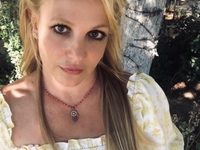 Бритни Спирс устроила грязные танцы в нижнем белье – видео